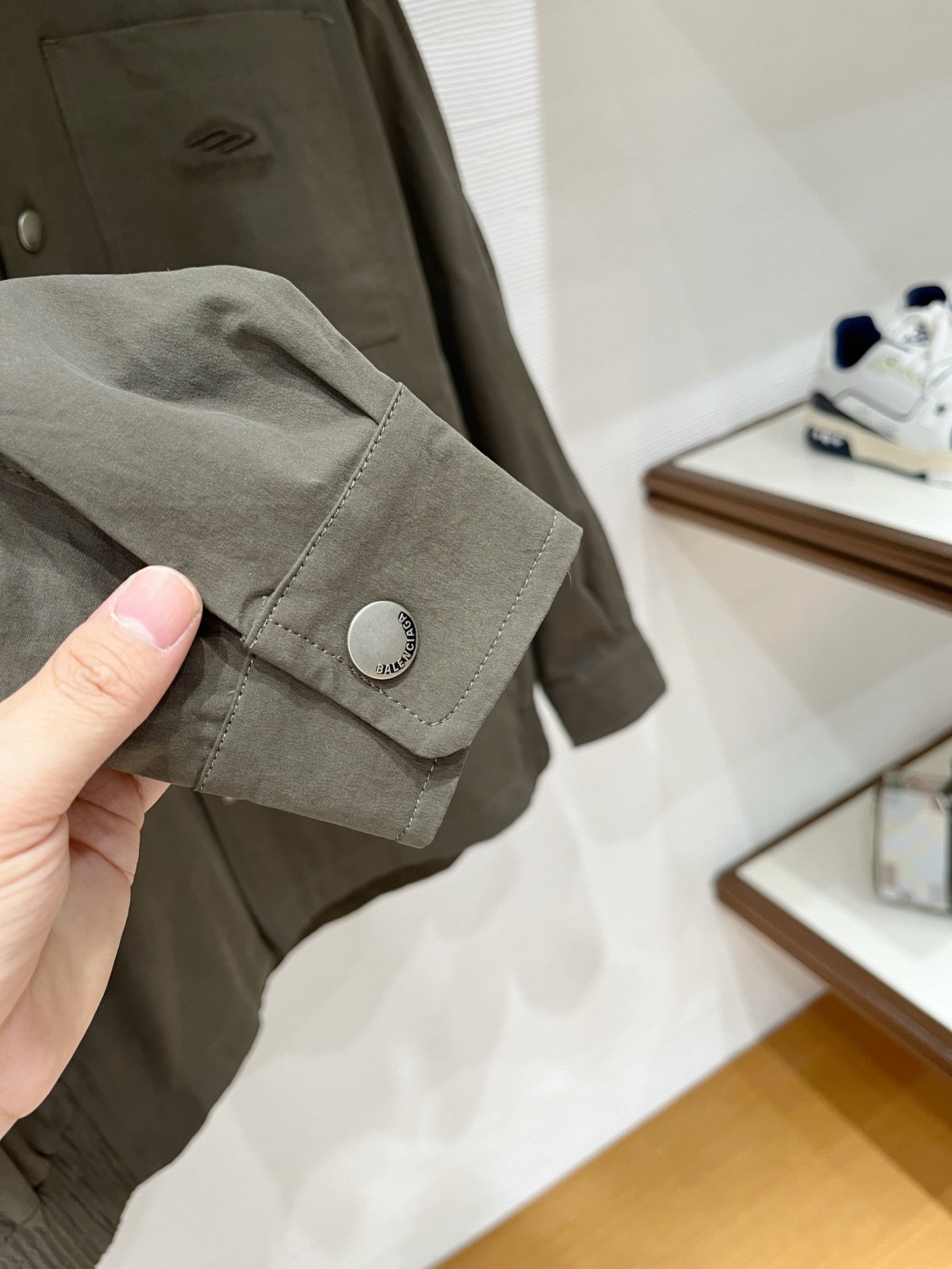 Ensemble deux-pièces Balenciaga beige élégant et confortable pour un style sophistiqué – Image 25