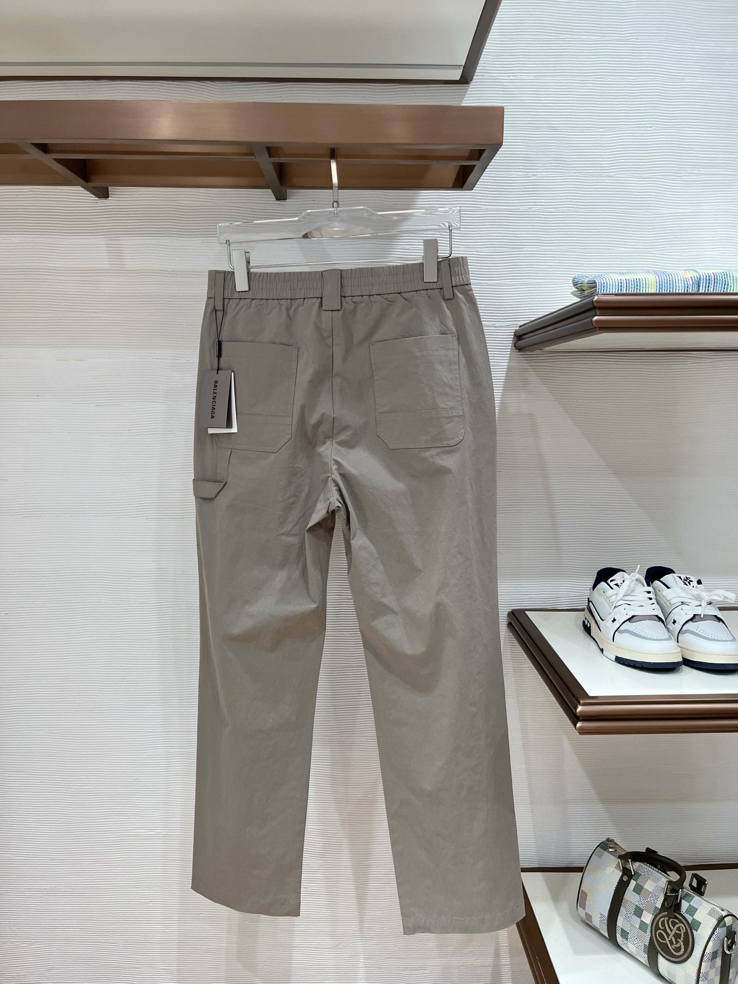 Ensemble deux-pièces Balenciaga beige élégant et confortable pour un style sophistiqué – Image 27