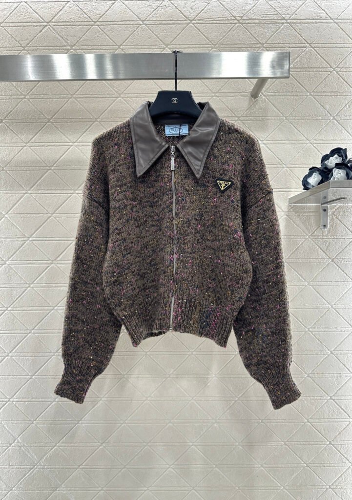 Veste Prada en Maille à Col Contrasté – Élégance et Confort