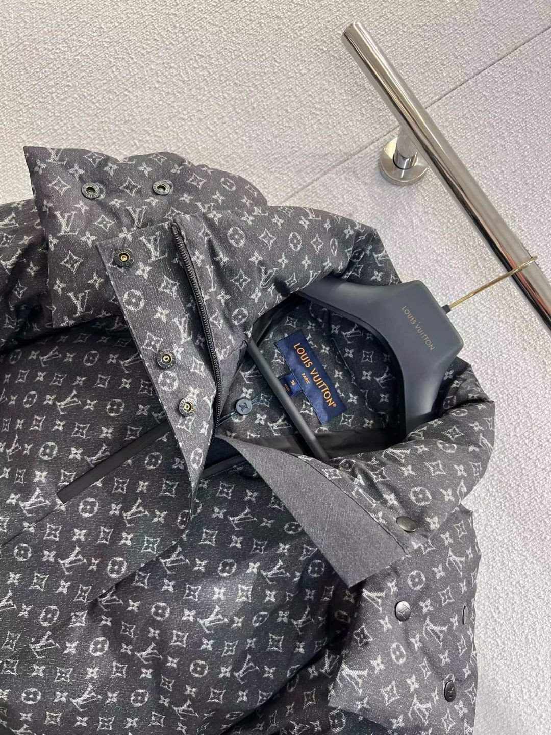 Doudoune courte Louis Vuitton à motif monogram anthracite – Image 4