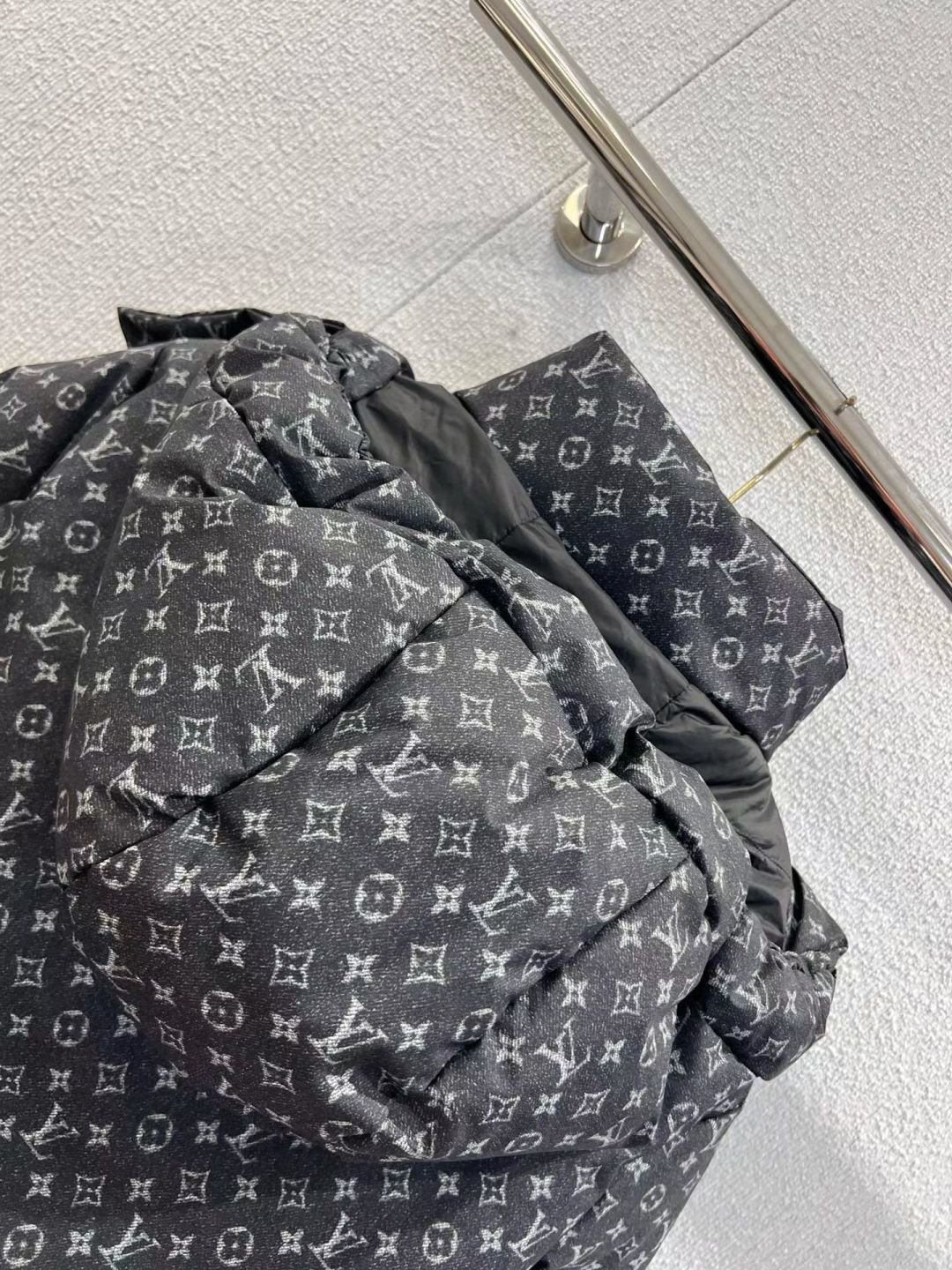 Doudoune courte Louis Vuitton à motif monogram anthracite – Image 5