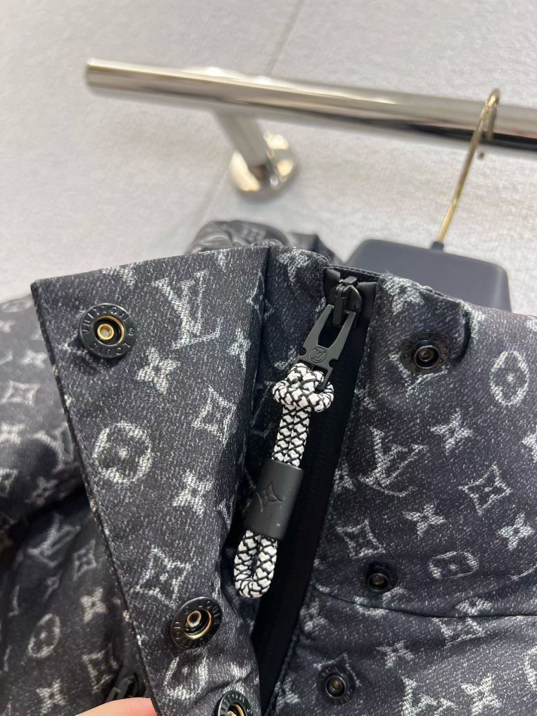 Doudoune courte Louis Vuitton à motif monogram anthracite – Image 6