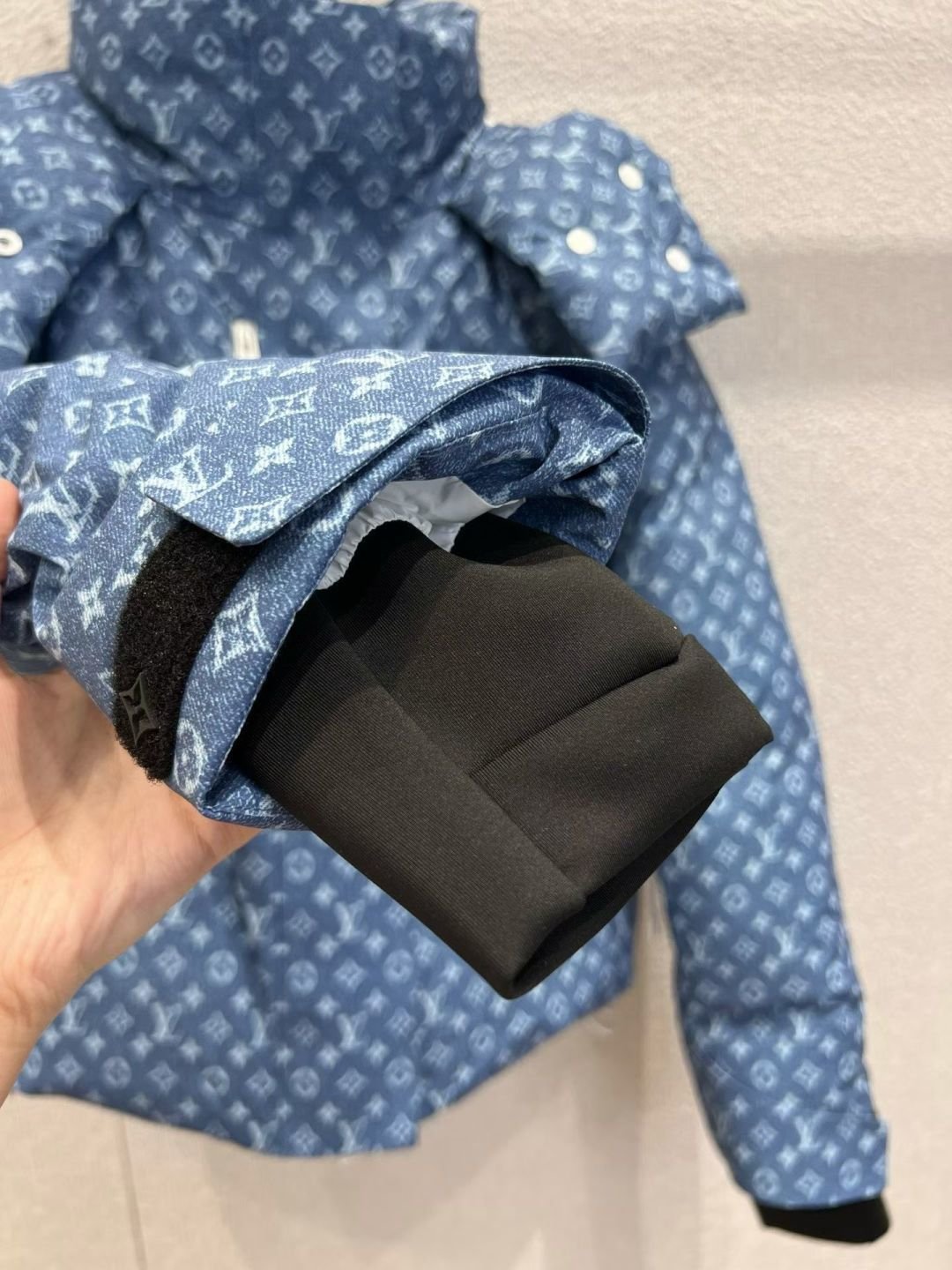 Doudoune courte Louis Vuitton à motif monogram anthracite – Image 17