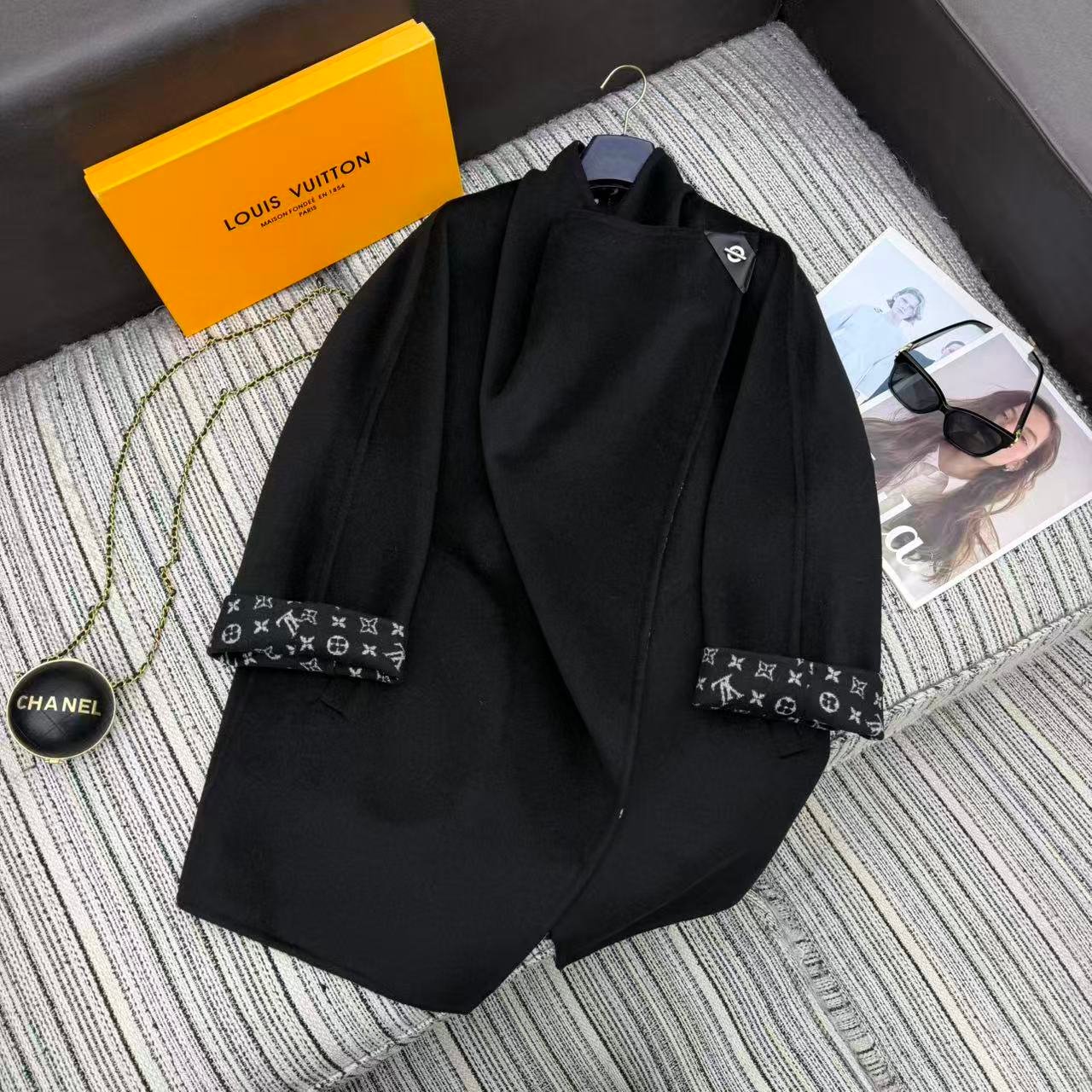 Manteau long Louis Vuitton avec finitions monogram aux manches – Image 2