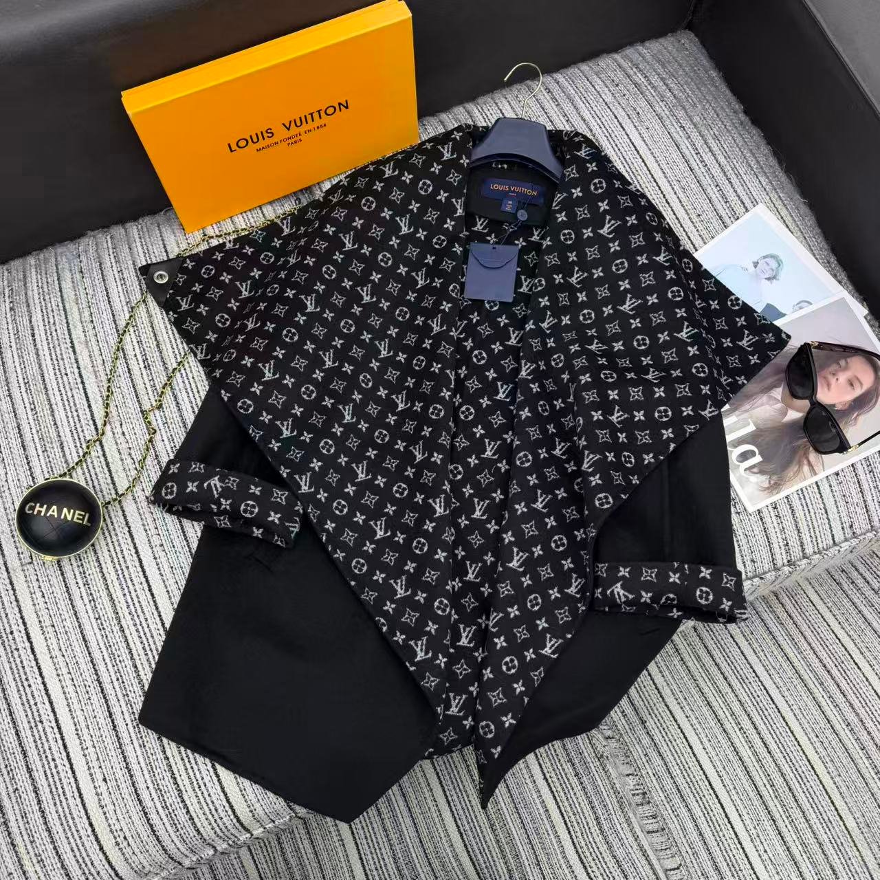 Manteau long Louis Vuitton avec finitions monogram aux manches – Image 4
