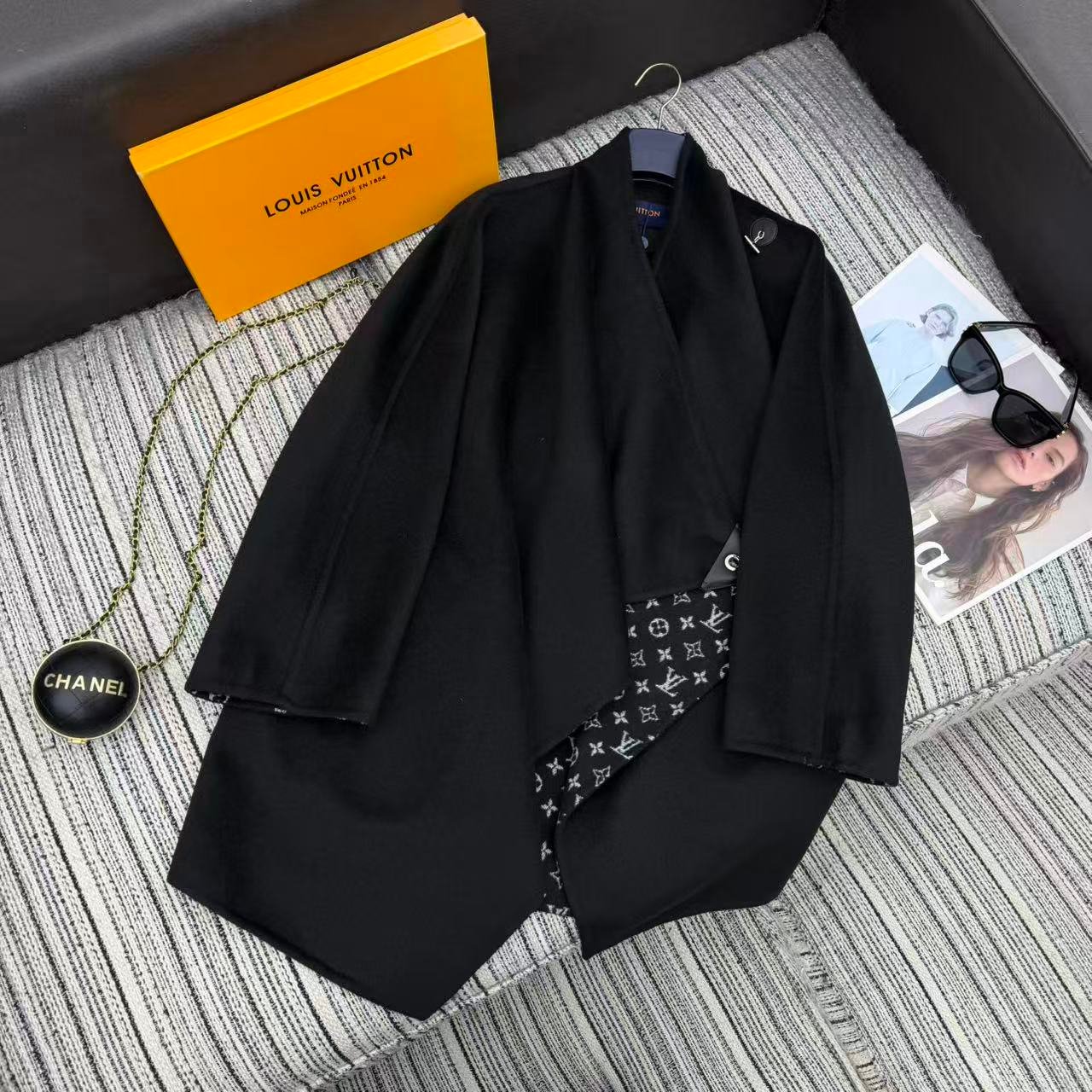 Manteau long Louis Vuitton avec finitions monogram aux manches – Image 5