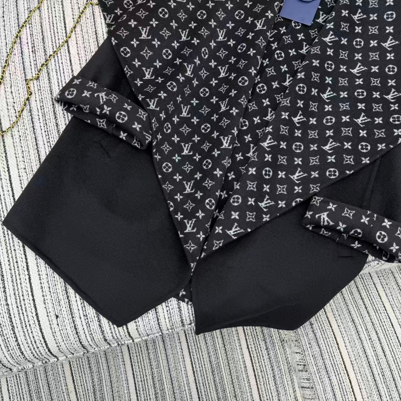 Manteau long Louis Vuitton avec finitions monogram aux manches – Image 6