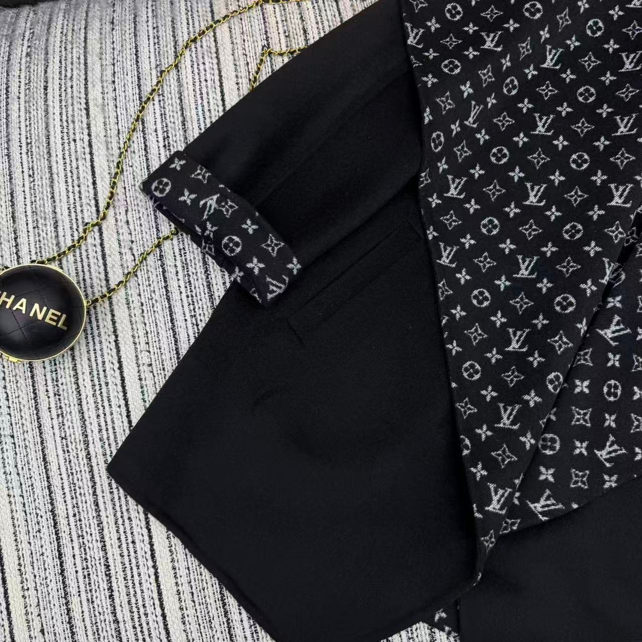 Manteau long Louis Vuitton avec finitions monogram aux manches – Image 7