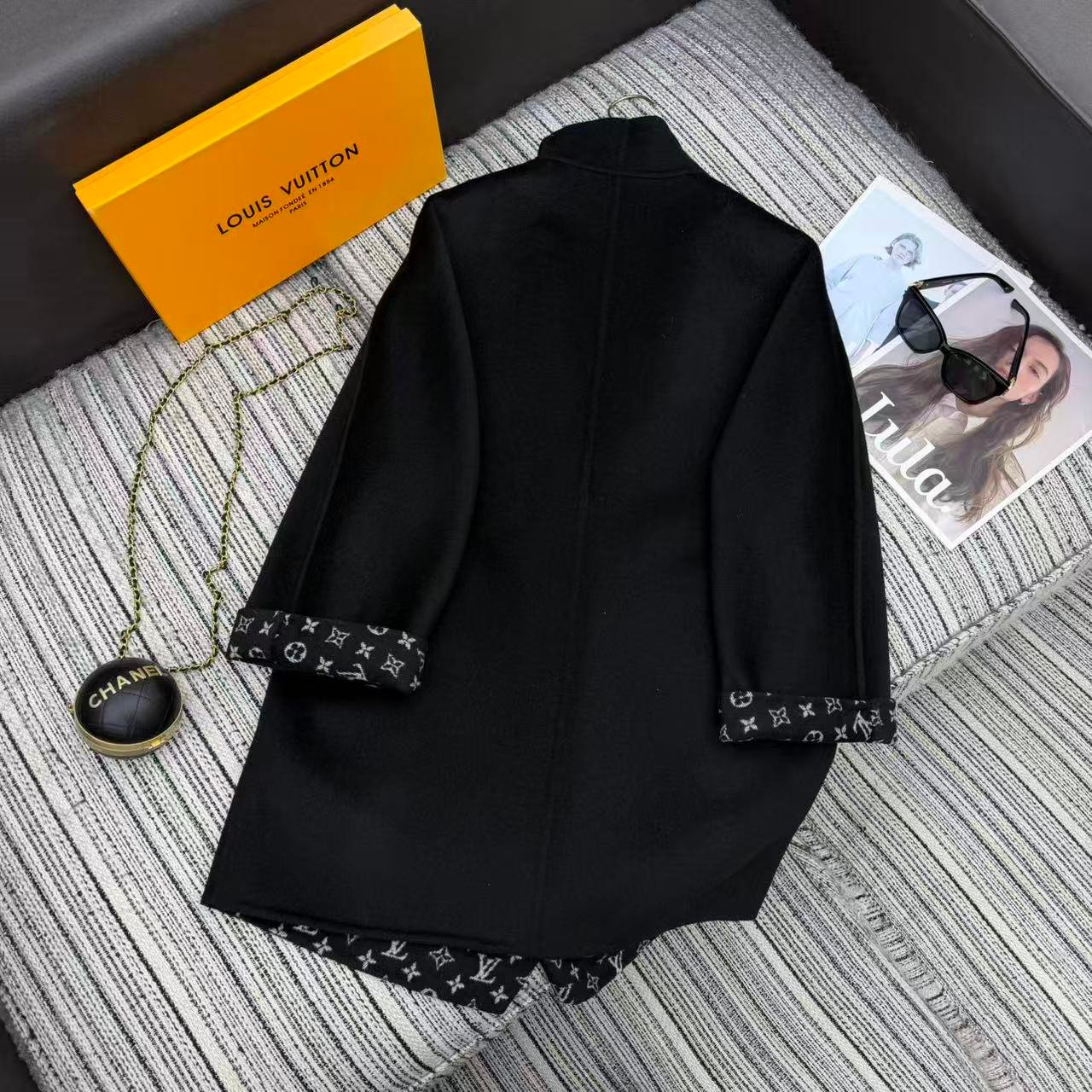 Manteau long Louis Vuitton avec finitions monogram aux manches – Image 8