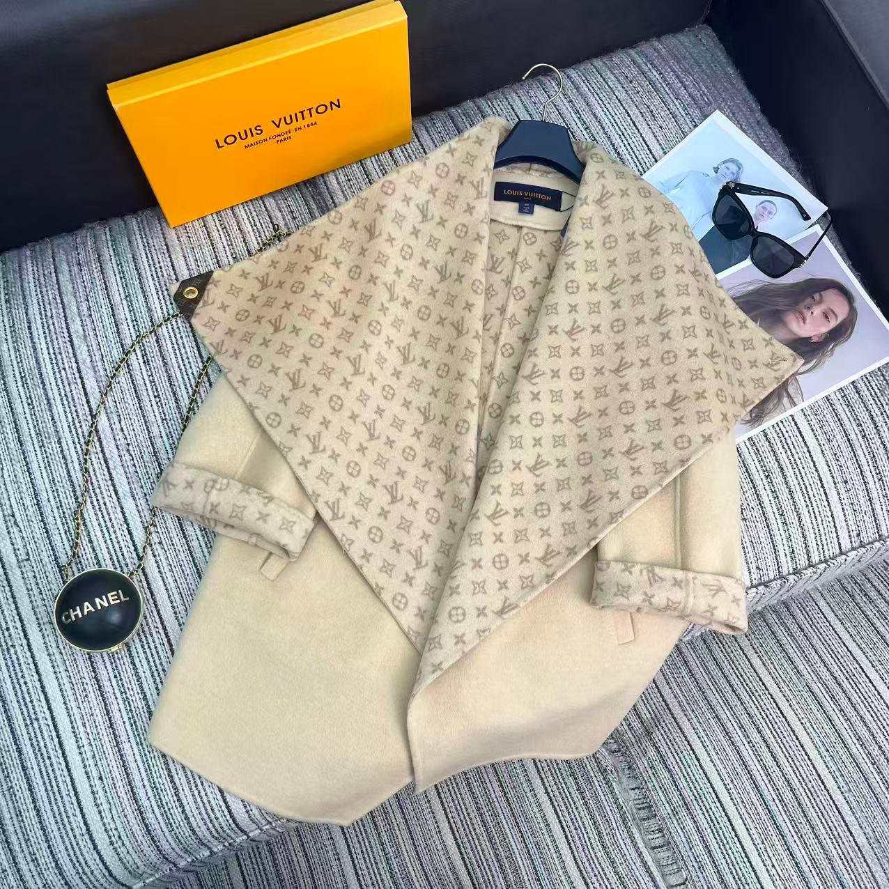 Manteau long Louis Vuitton avec finitions monogram aux manches – Image 12