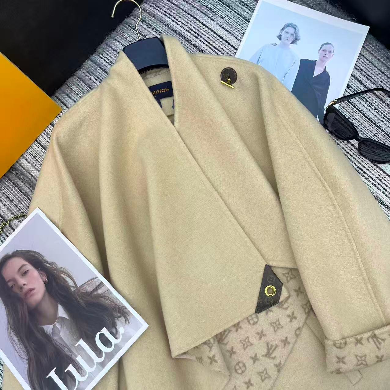 Manteau long Louis Vuitton avec finitions monogram aux manches – Image 13