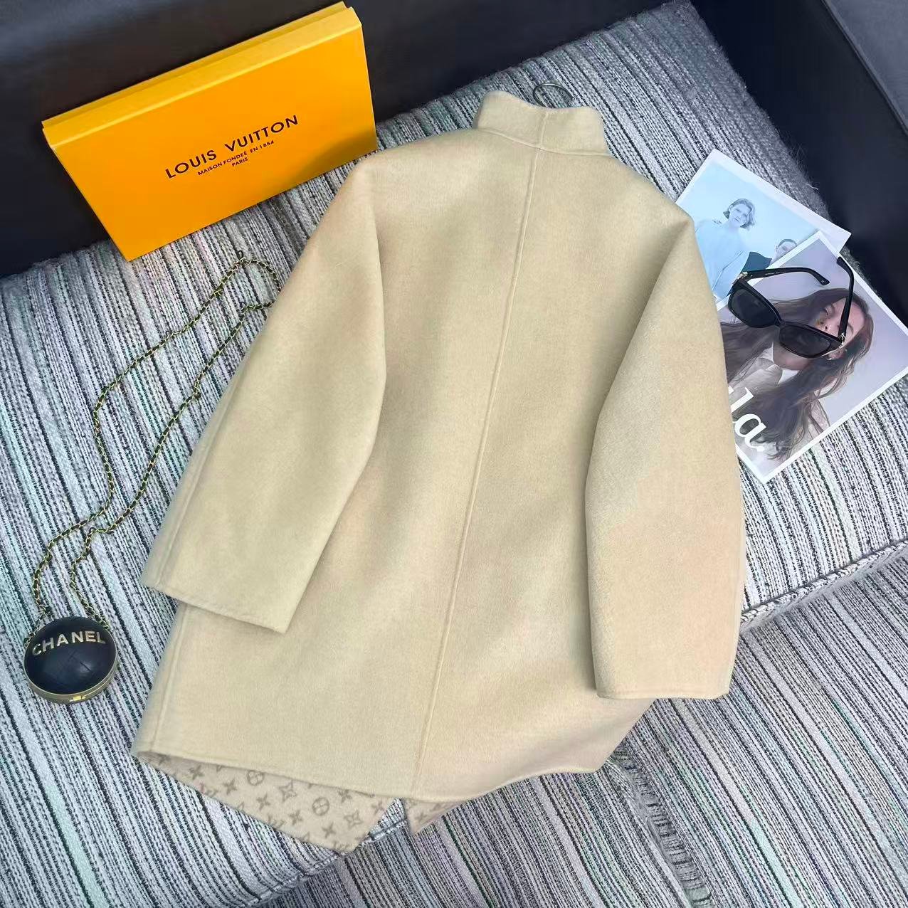 Manteau long Louis Vuitton avec finitions monogram aux manches – Image 18
