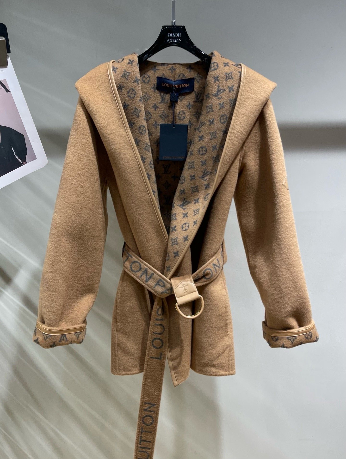 Manteau long Louis Vuitton avec finitions monogram aux manches