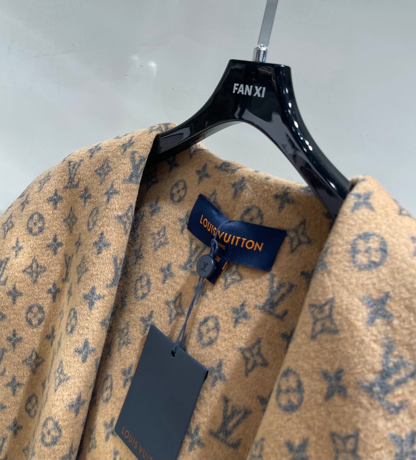 Manteau long Louis Vuitton avec finitions monogram aux manches – Image 22