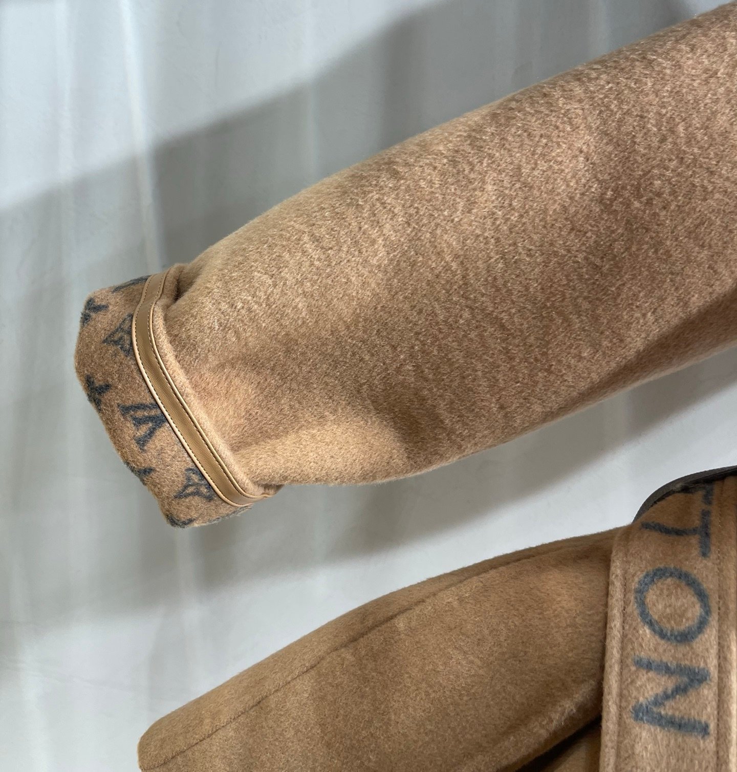 Manteau long Louis Vuitton avec finitions monogram aux manches – Image 23