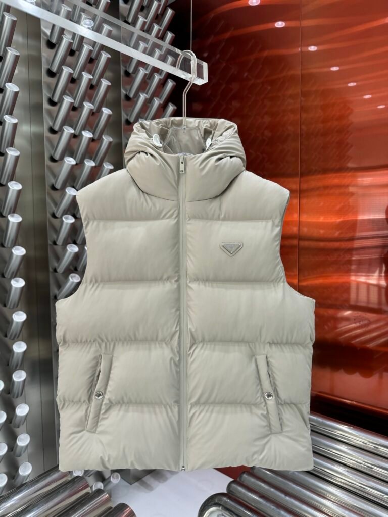 Doudoune sans manches Prada élégante en beige ou noir pour un style chic
