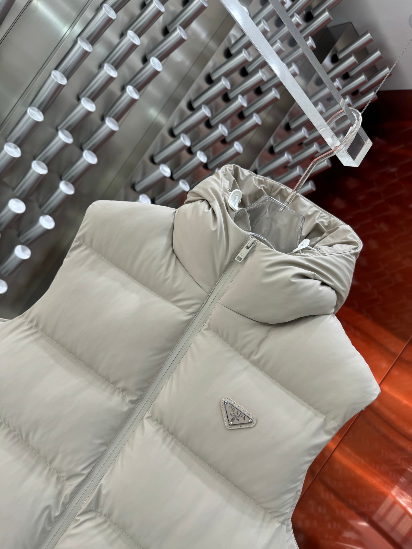 Doudoune sans manches Prada élégante en beige ou noir pour un style chic – Image 2