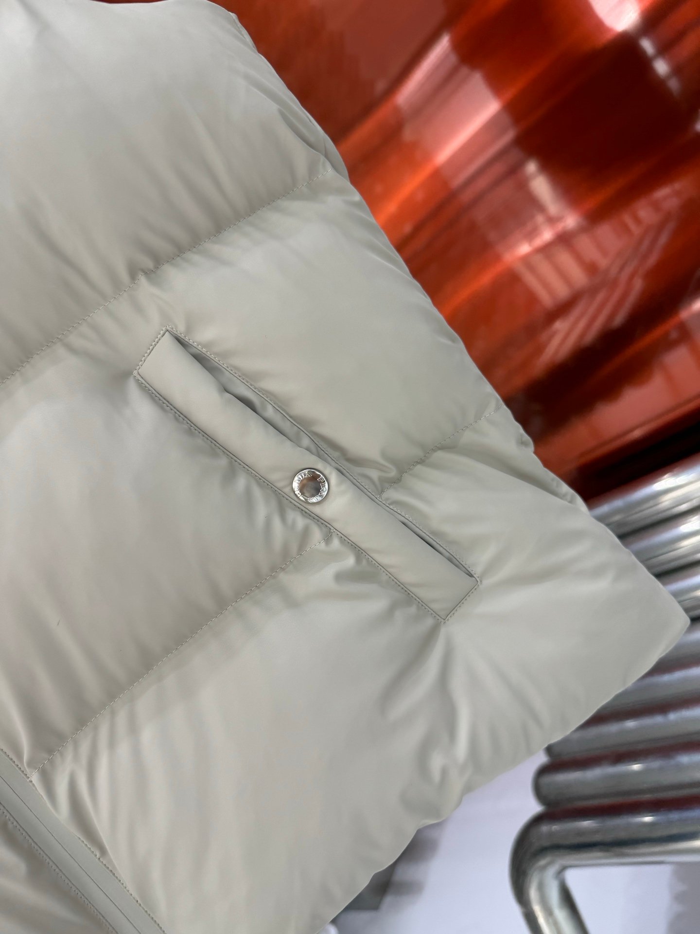 Doudoune sans manches Prada élégante en beige ou noir pour un style chic – Image 3