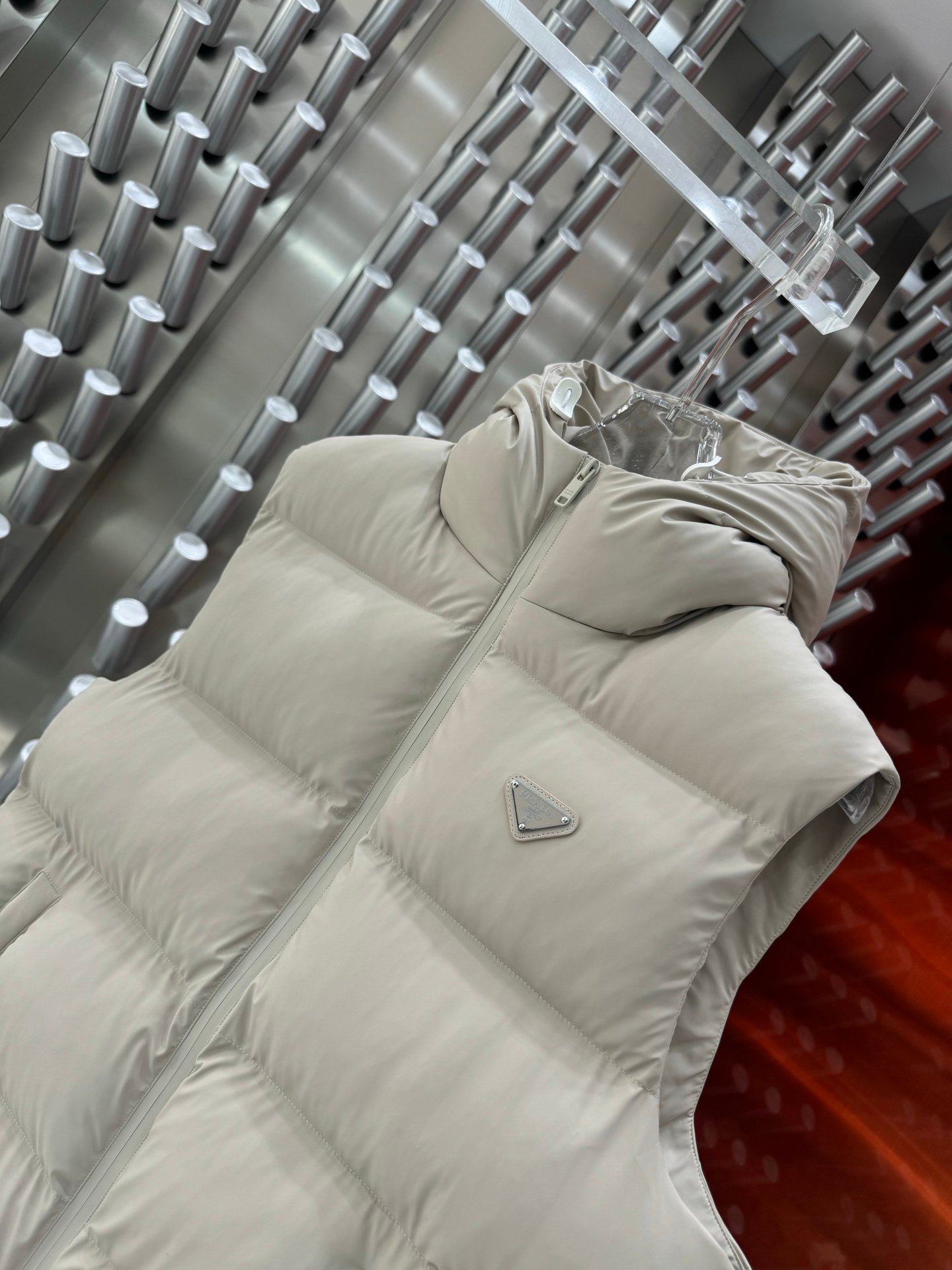 Doudoune sans manches Prada élégante en beige ou noir pour un style chic – Image 4