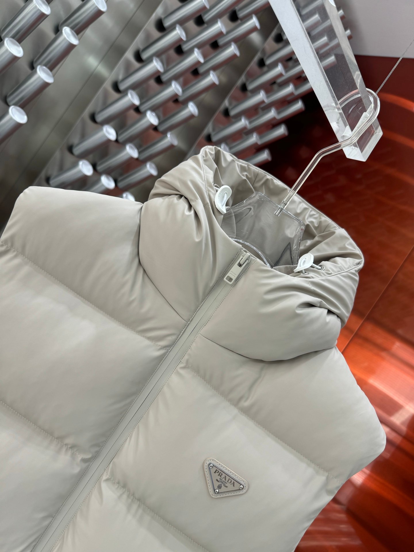 Doudoune sans manches Prada élégante en beige ou noir pour un style chic – Image 5