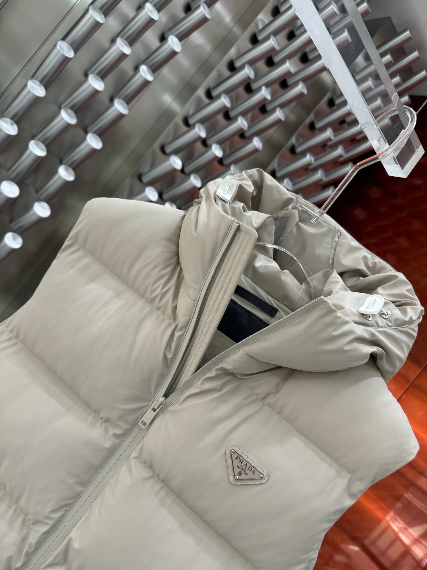 Doudoune sans manches Prada élégante en beige ou noir pour un style chic – Image 6