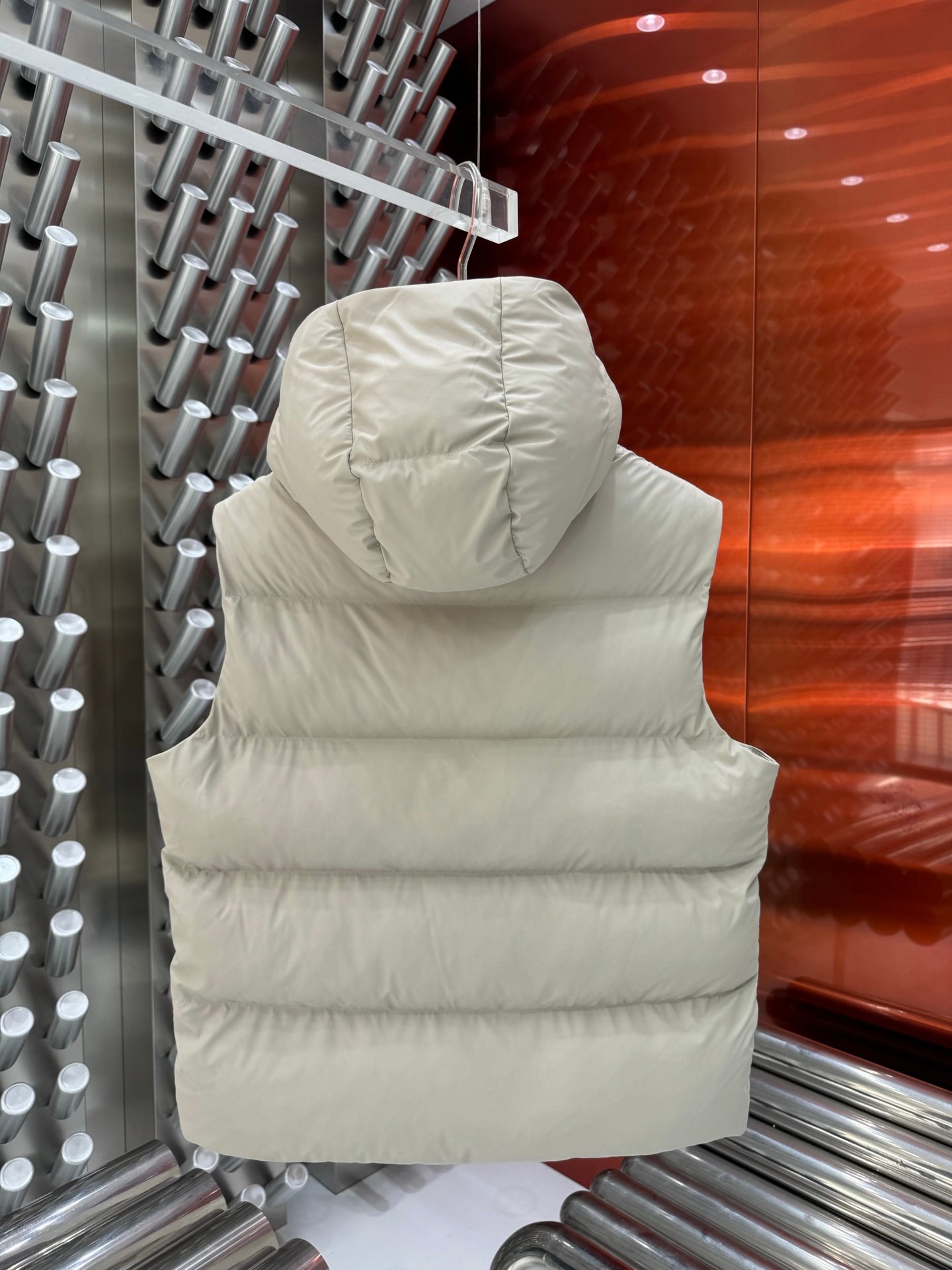 Doudoune sans manches Prada élégante en beige ou noir pour un style chic – Image 7