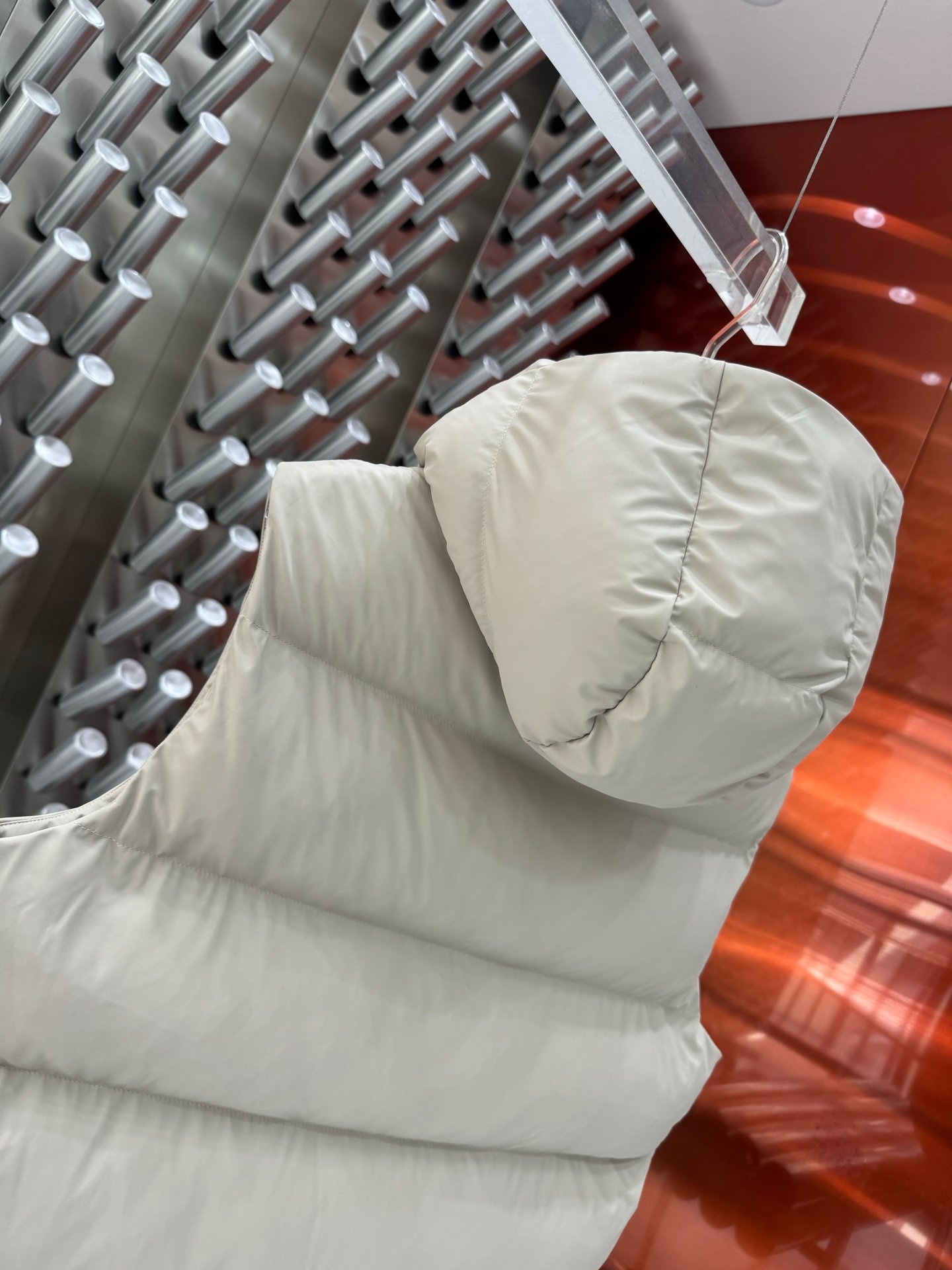 Doudoune sans manches Prada élégante en beige ou noir pour un style chic – Image 8