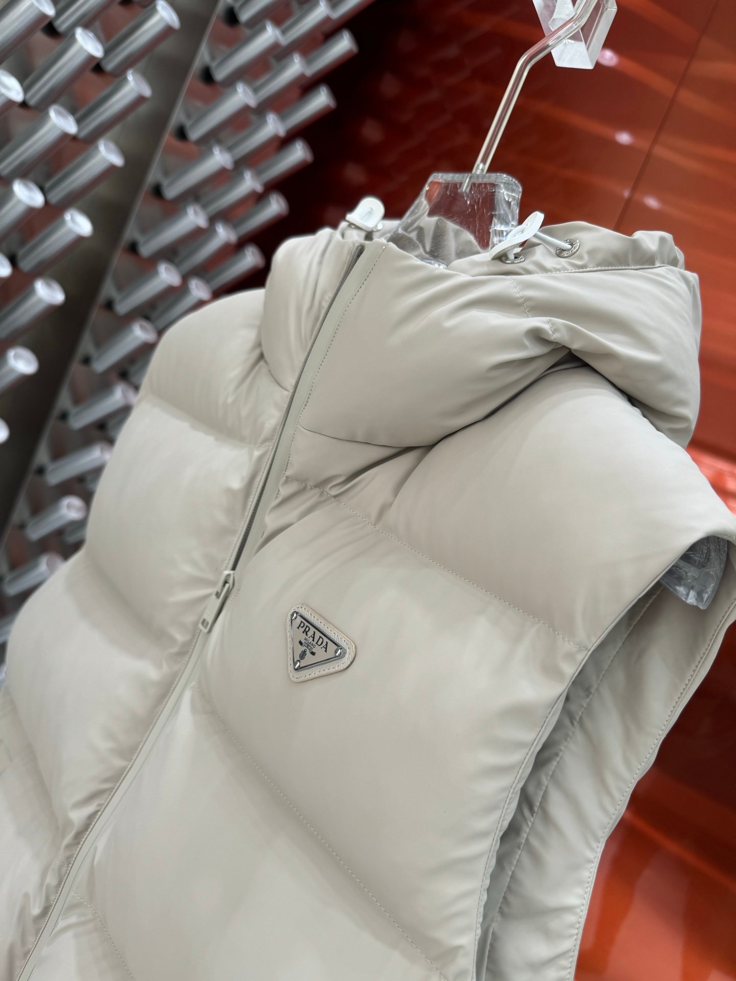 Doudoune sans manches Prada élégante en beige ou noir pour un style chic – Image 9