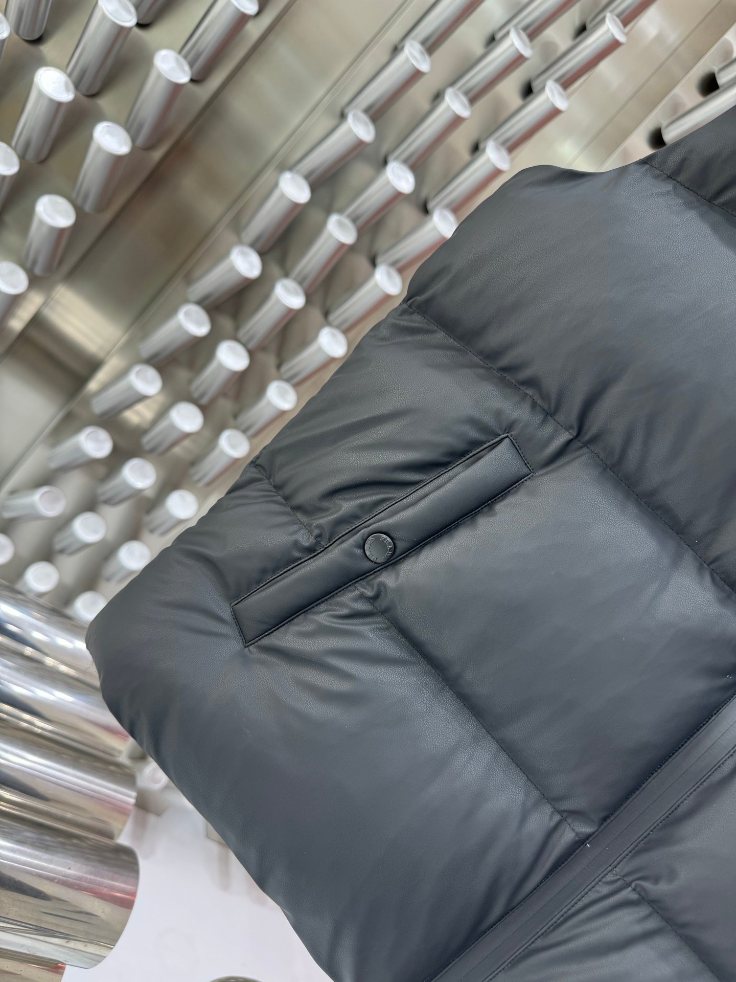 Doudoune sans manches Prada élégante en beige ou noir pour un style chic – Image 12