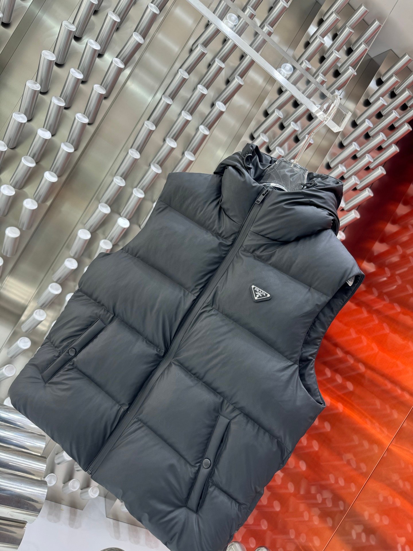 Doudoune sans manches Prada élégante en beige ou noir pour un style chic – Image 13