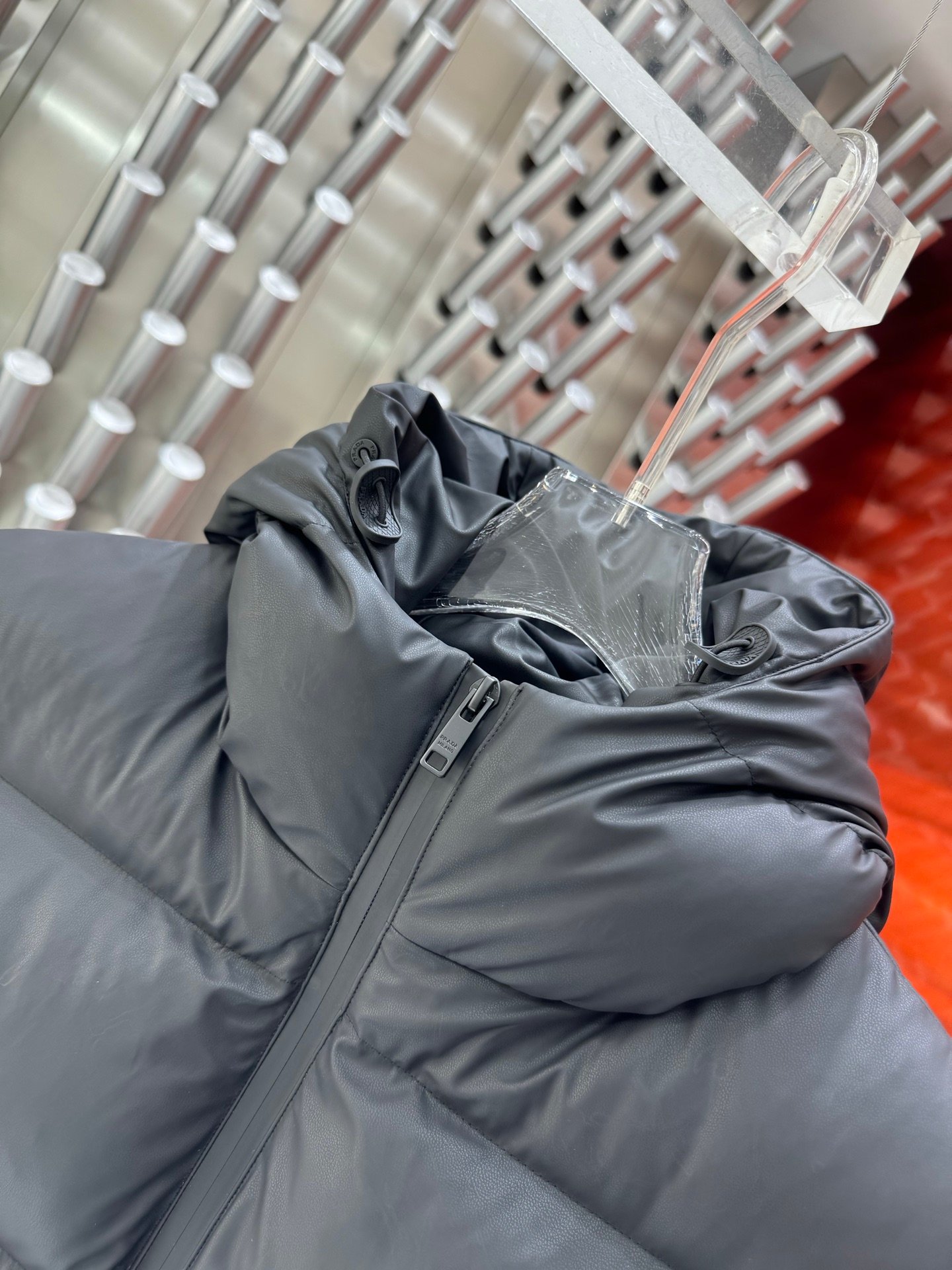 Doudoune sans manches Prada élégante en beige ou noir pour un style chic – Image 14