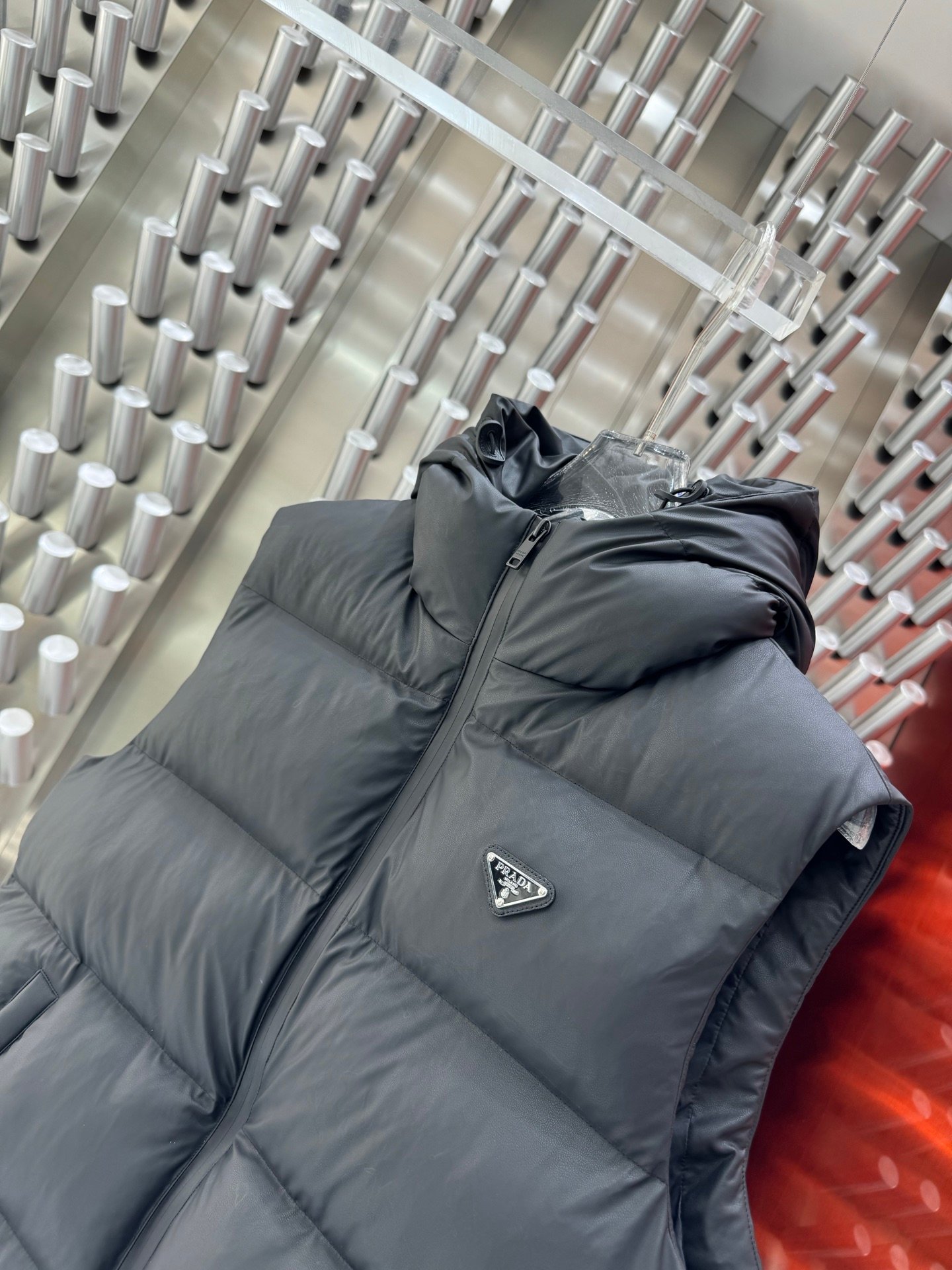 Doudoune sans manches Prada élégante en beige ou noir pour un style chic – Image 15