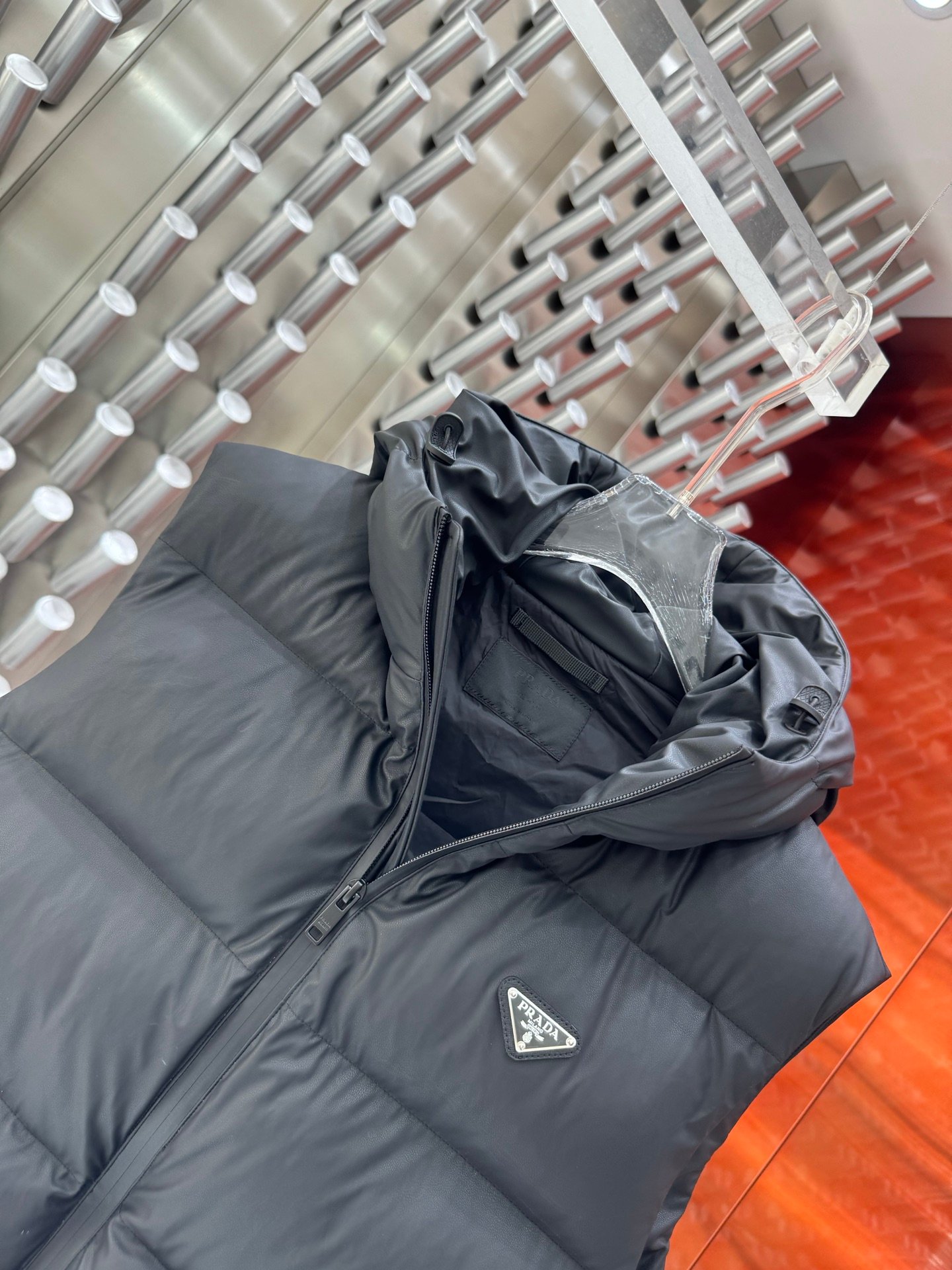 Doudoune sans manches Prada élégante en beige ou noir pour un style chic – Image 16