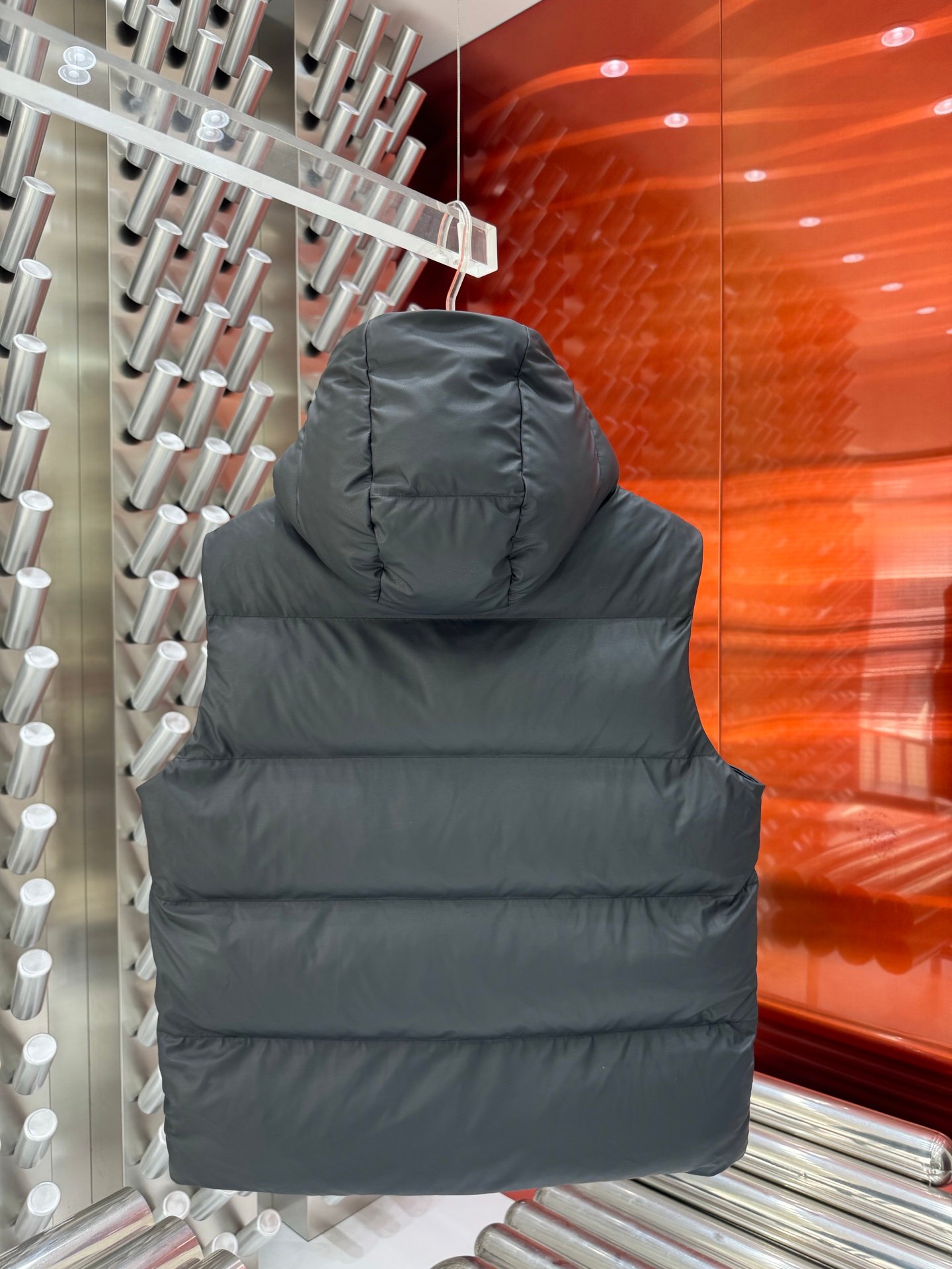 Doudoune sans manches Prada élégante en beige ou noir pour un style chic – Image 18