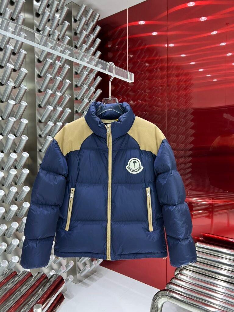 Doudoune Moncler bleu marine & beige – logo brodé