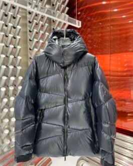 Veste Moncler Verni Noir avec Capuche Haute - Élégance et Isolation