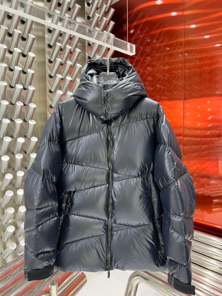 Veste Moncler Verni Noir avec Capuche Haute - Élégance et Isolation