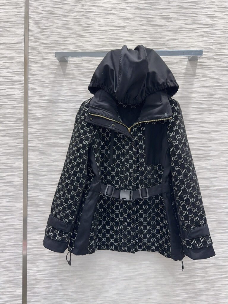 Veste Gucci courte à imprimé GG – ceinture technique & capuche amovible