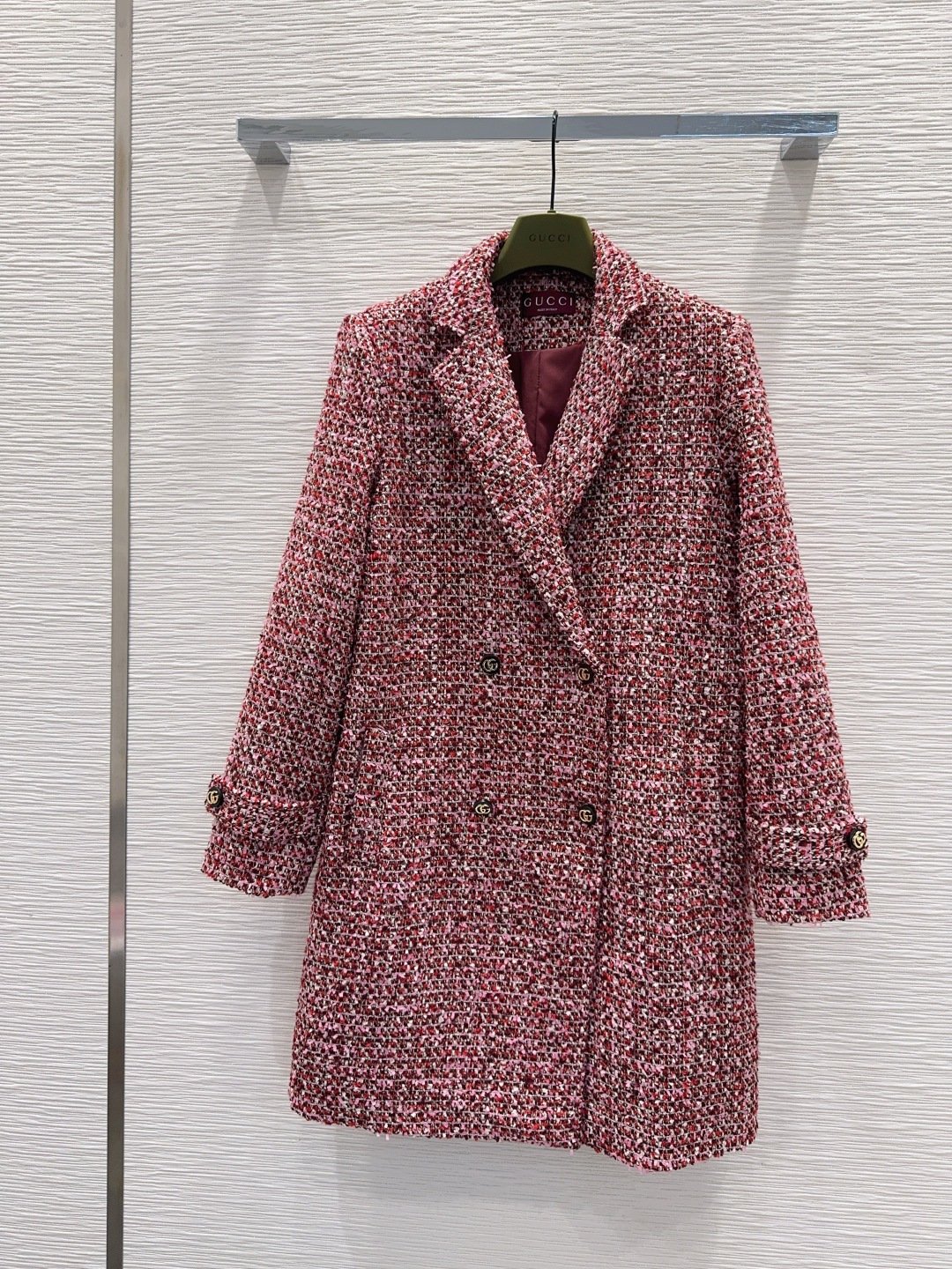 Manteau Gucci en tweed rose – boutons siglés GG & coupe élégante