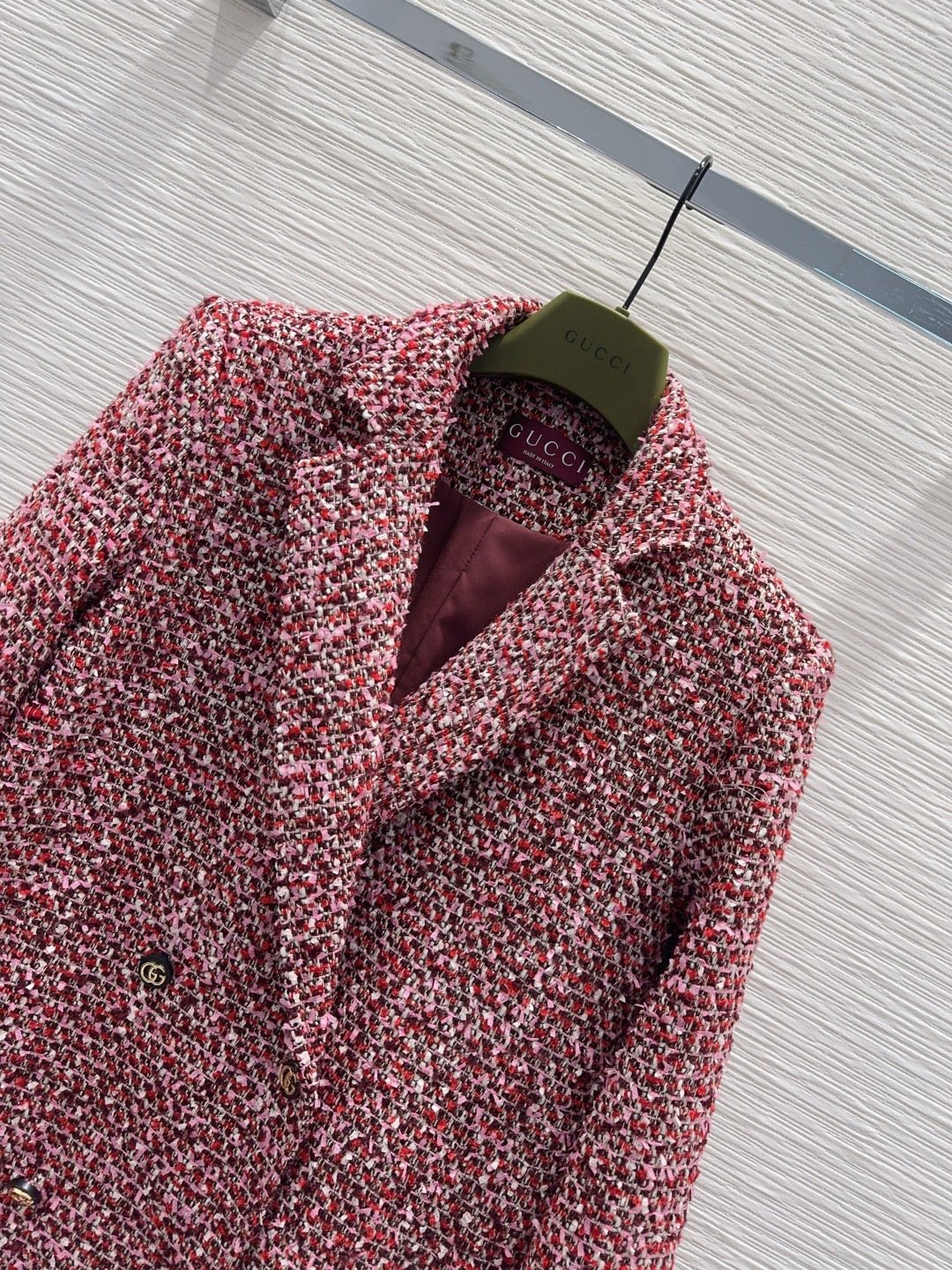 Manteau Gucci en tweed rose – boutons siglés GG & coupe élégante – Image 2