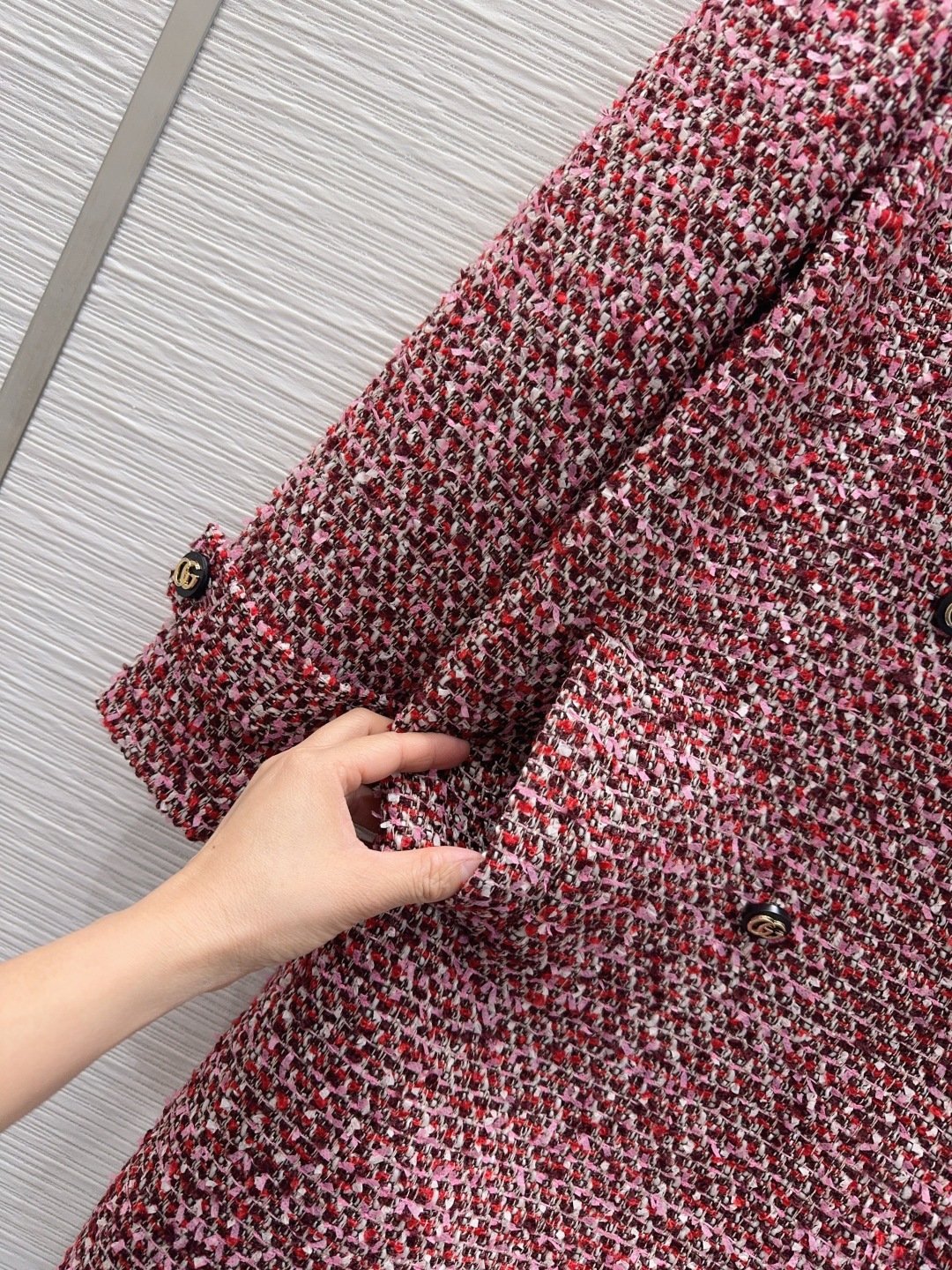 Manteau Gucci en tweed rose – boutons siglés GG & coupe élégante – Image 3