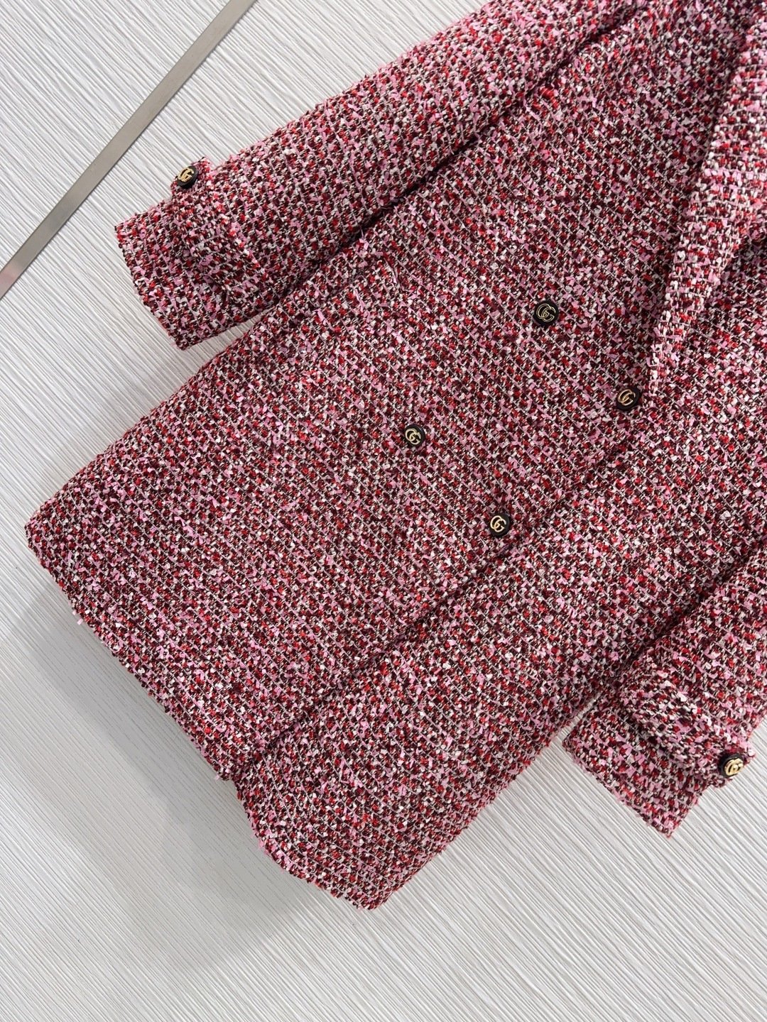 Manteau Gucci en tweed rose – boutons siglés GG & coupe élégante – Image 4