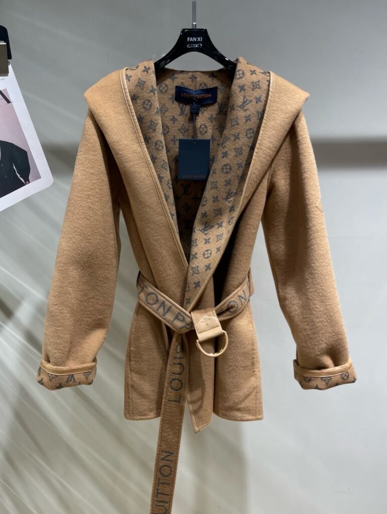 Manteau en cachemire Louis Vuitton à capuche – Ceinture intégrée