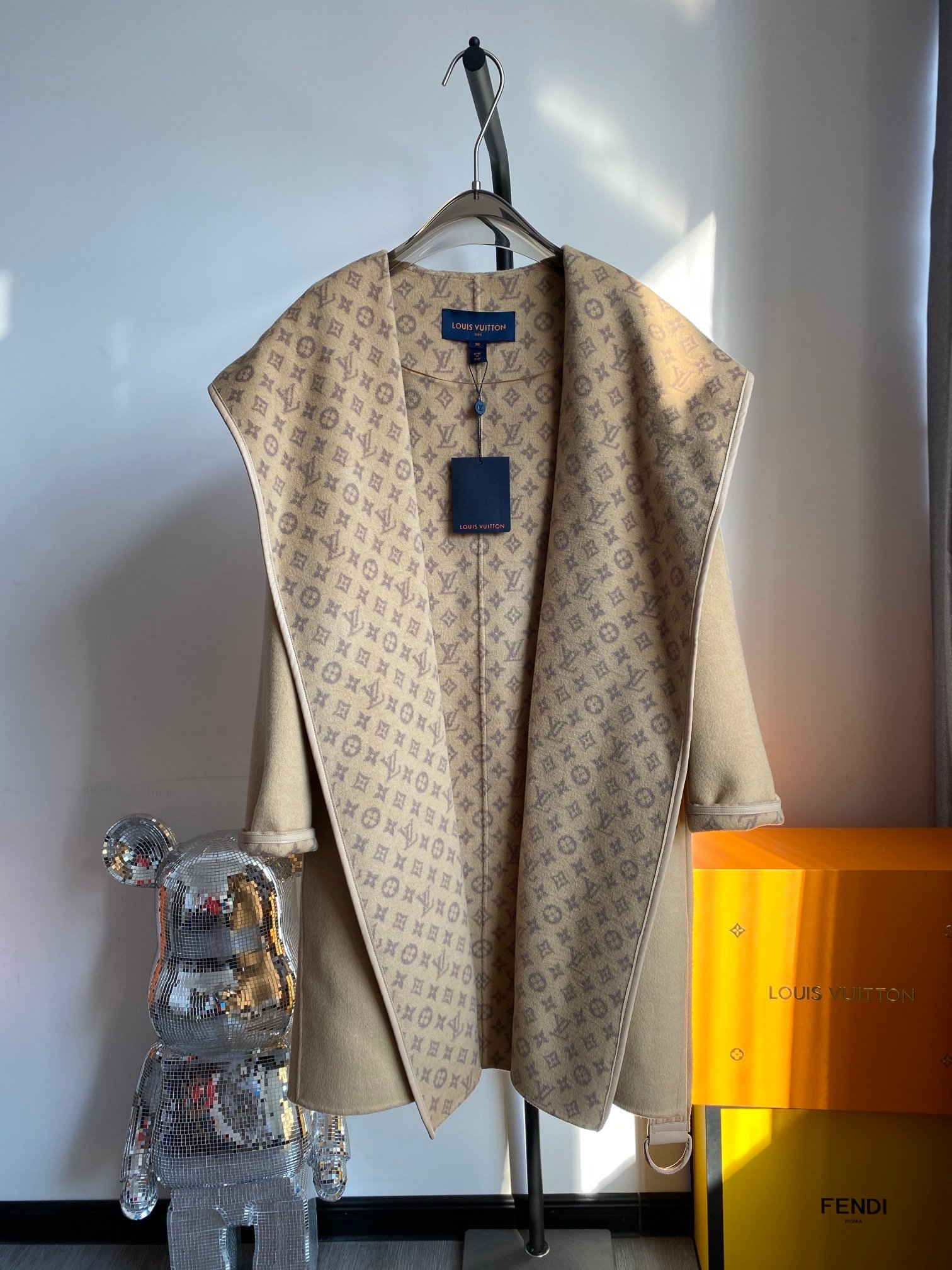 Manteau en cachemire Louis Vuitton à Capuche et Ceinture Élégance et Confort – Image 4