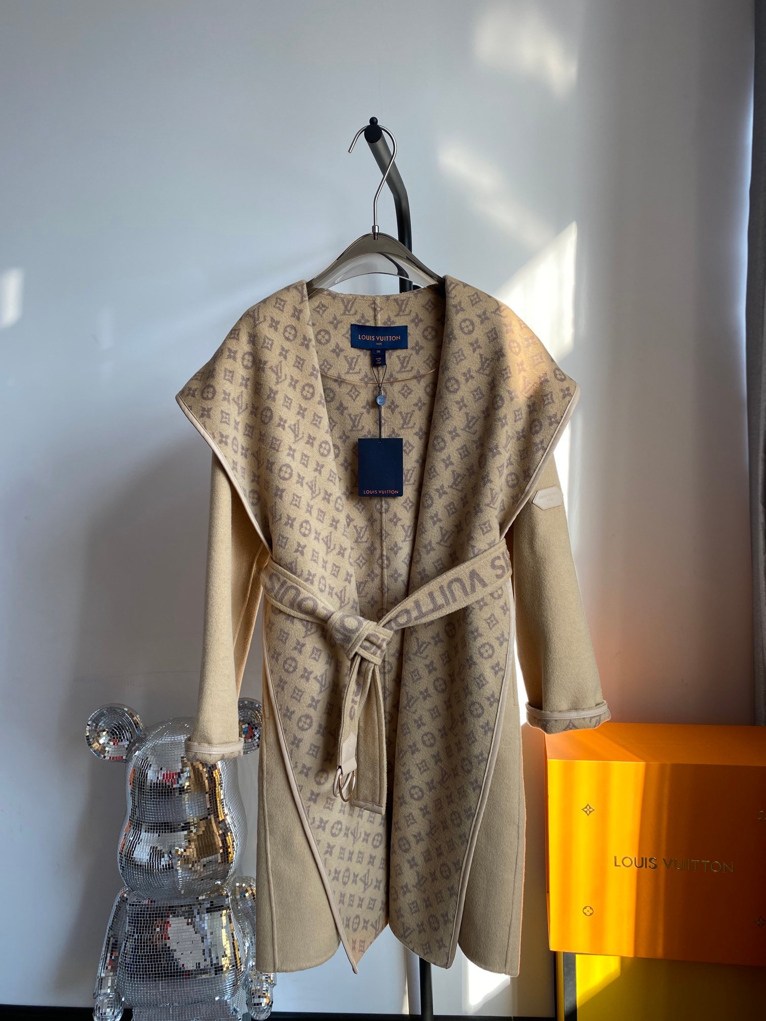 Manteau en cachemire Louis Vuitton à Capuche et Ceinture Élégance et Confort – Image 2