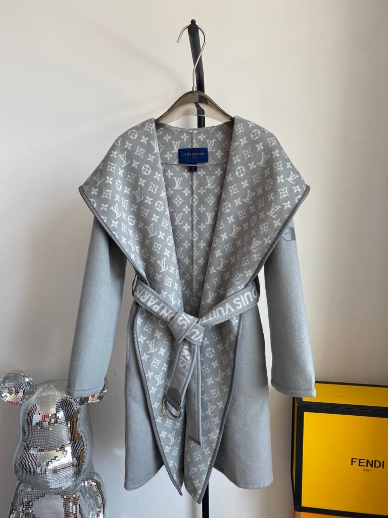 Manteau en cachemire Louis Vuitton à Capuche et Ceinture Élégance et Confort