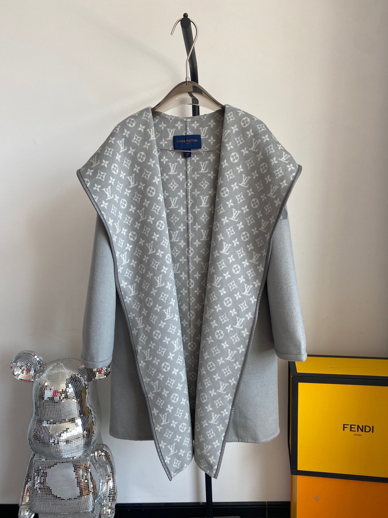 Manteau en cachemire Louis Vuitton à Capuche et Ceinture Élégance et Confort – Image 3