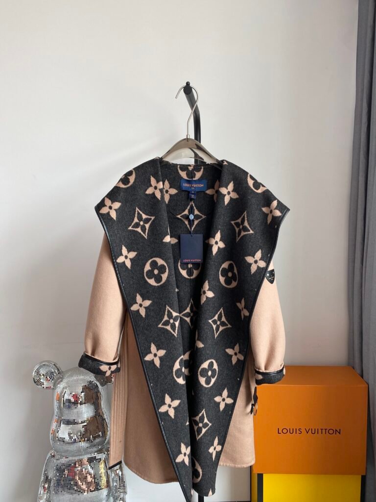 Manteau en cachemire Louis Vuitton à capuche et ceinture élégante, tailles 34-42