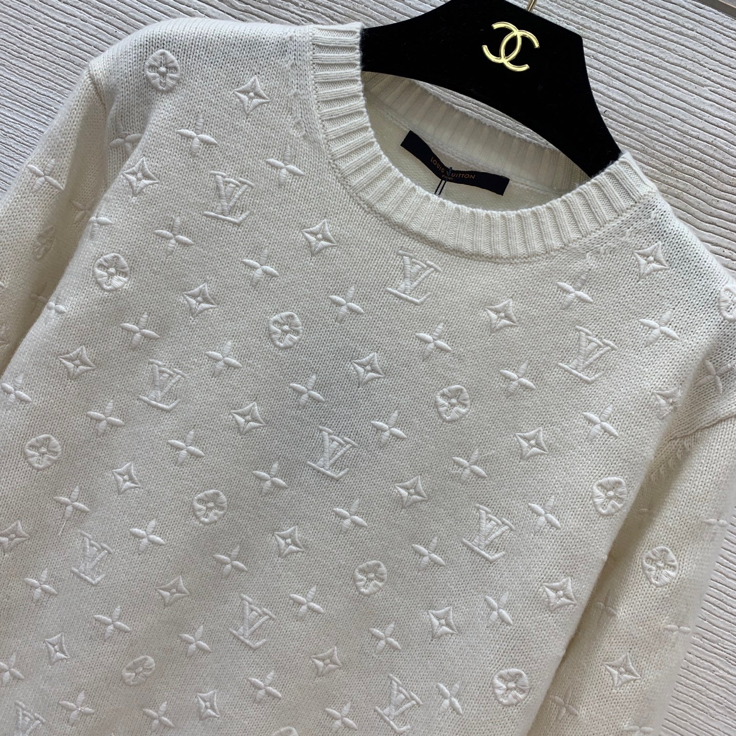 Pull Louis Vuitton en laine élégante, confort & luxe – Image 2