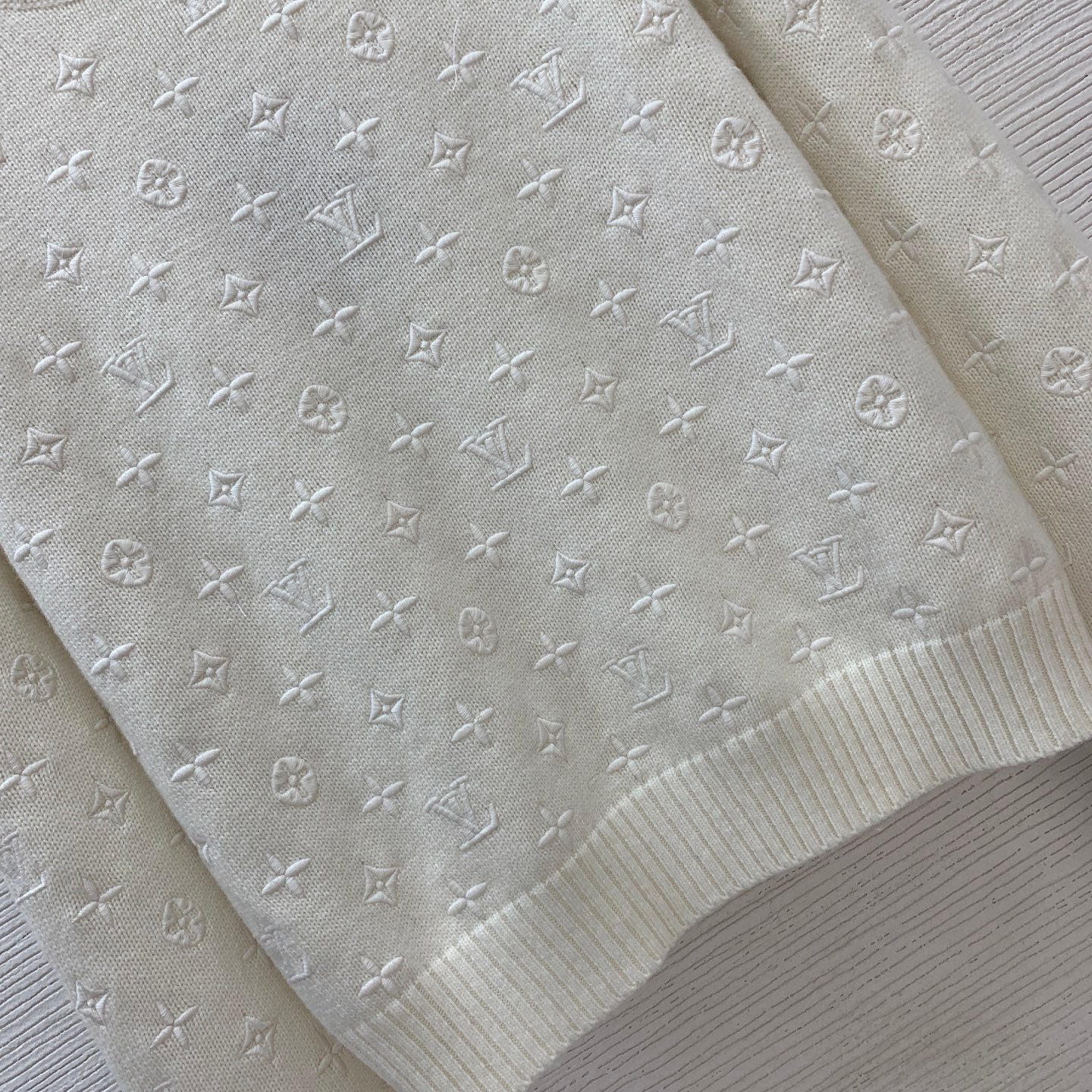 Pull Louis Vuitton en laine élégante, confort & luxe – Image 3